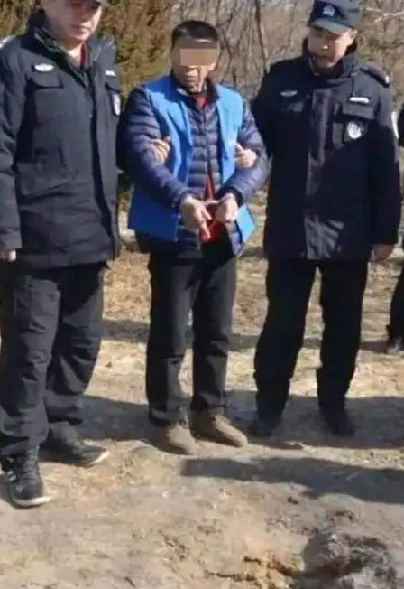 坟死亡”事件：亲大伯抽着烟看她们被炸死冰球突破爆百万大奖河北邯郸三姐妹“上(图2)