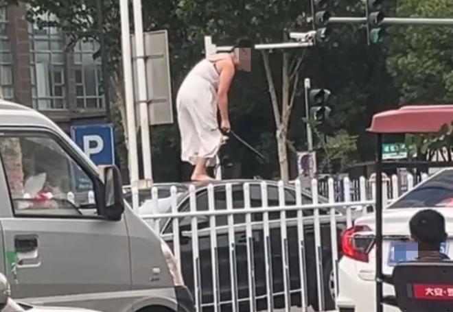 车通报：系精神病发作家属愿意承担赔偿冰球突破豪华版女子持械当街打砸多辆轿